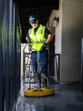 Garaje con máquina fregadora en acción